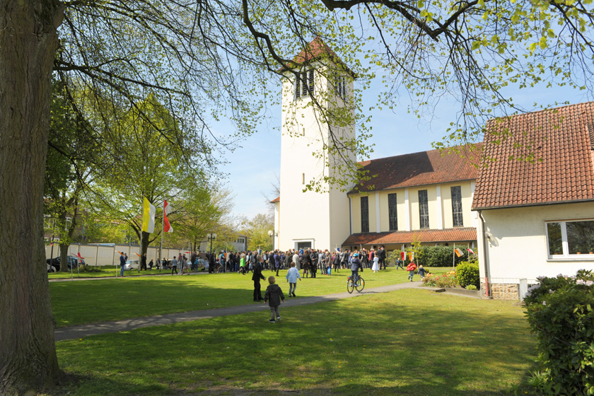 St_Elisabeth_Aussenansicht_Menschen